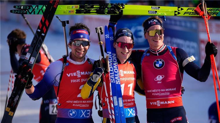 Sebastian Samuelsson (M), Tommaso Giacomel (l) und Johannes Thingnes Bö (r) jubeln nach dem Rennen.