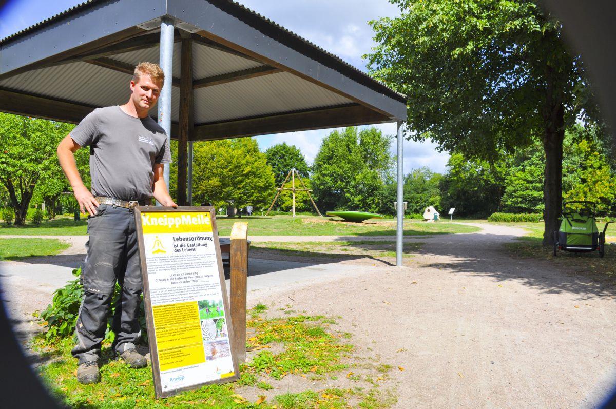 Vandalismus rund um den Vörder See in Bremervörde Sebastian Stelljes und seine Kollegen haben seit zwei Wochen alle Hände voll zu tun, um Vandalismus-Schäden zu beseitigen. Hier zeigt er ein Schild, das aus der Verankerung gerissen wurde.