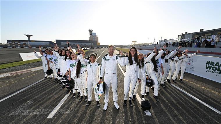 Frauen im Motorsport: Vettel-Lob in Saudi-Arabien Sebastian Vettel freut sich über das Interesse an seinem Kartevent.