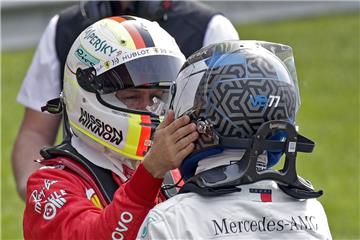 Sebastian Vettel  (links) beglückwünscht Valtteri Bottas, nachdem er die Pole-Position erreicht hat. Der Finne steht in China
das erste Mal ganz vorne in der Startaufstellung. 
