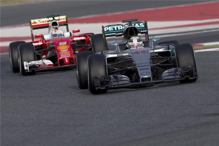 Sebastian Vettel und die "Roten" von Ferrari machen sich ab Sonntag auf die Mercedes-Jagd. Foto Garcia/dpa