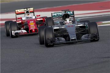 Sebastian Vettel und die "Roten" von Ferrari machen sich ab Sonntag auf die Mercedes-Jagd. Foto Garcia/dpa