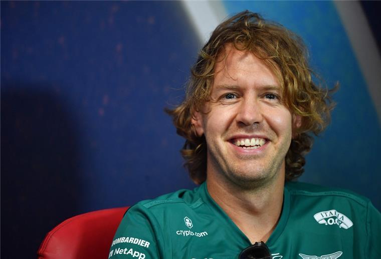 Formel 1: Sebastian Vettel beendet seine Karriere nach der Saison Sebastian Vettel aus Deutschland vom Team Aston Martin lächelt und beantwortet die Fragen der Journalisten während einer Pressekonferenz.