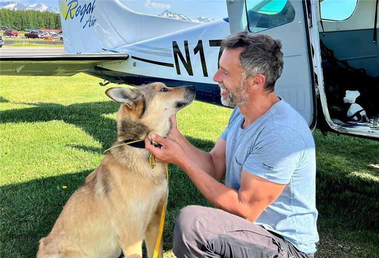 Monatelang verschwunden: Happy-End für vermissten Schlittenhund Sebastien Dos Santos Borges streichelt seinen Schlittenhund „Leon“ den er nach drei Monaten zurück bekommen hat. .Der dreijährige Husky war während des 1800 Kilometer langen Iditarod Hundeschlittenrennens am 13. März in der kleinen Ortschaft Ruby am Yukon-River verschwunden.