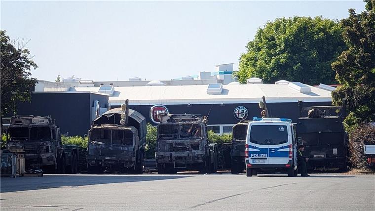 Brennende Militär-Lkw: Kripo ermittelt wegen Brandstiftung Sechs Bundeswehr-Fahrzeuge sind am Samstagabend in Erfurt in Brand geraten. Die Kriminalpolizei ermittelt wegen Brandstiftung.