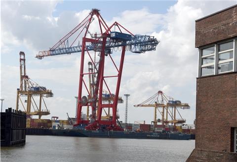Sechs dieser Brücken werden in Bremerhaven zusammengebaut und nach Hamburg geliefert.