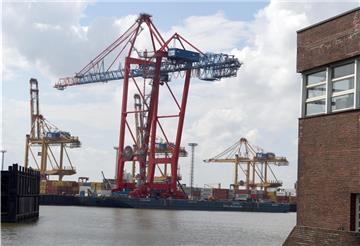 Sechs dieser Brücken werden in Bremerhaven zusammengebaut und nach Hamburg geliefert.
