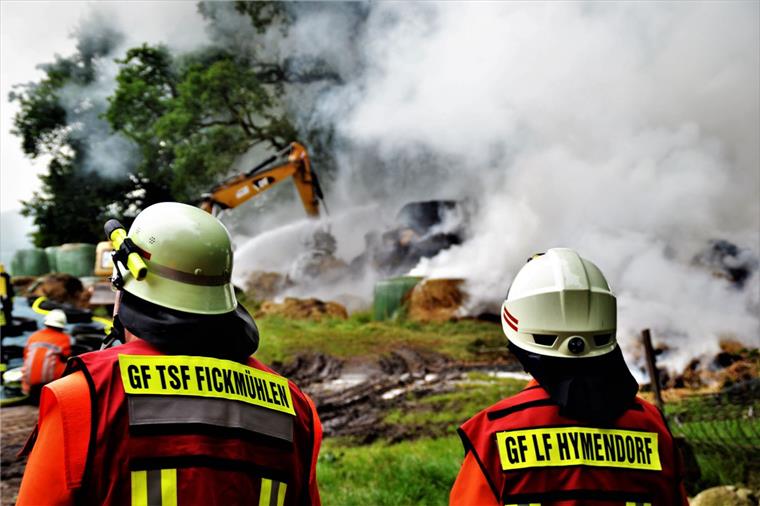Rauchschwaden über Geestland: Reifen und Rundballen brennen in Neuenwalde Sechs Feuerwehren aus Neuenwalde, Fickmühlen, Holßel, Hymendorf, Debstedt und Bad Bederkesa waren mit rund 80 Einsatzkräften angerückt, um das Feuer zu löschen.