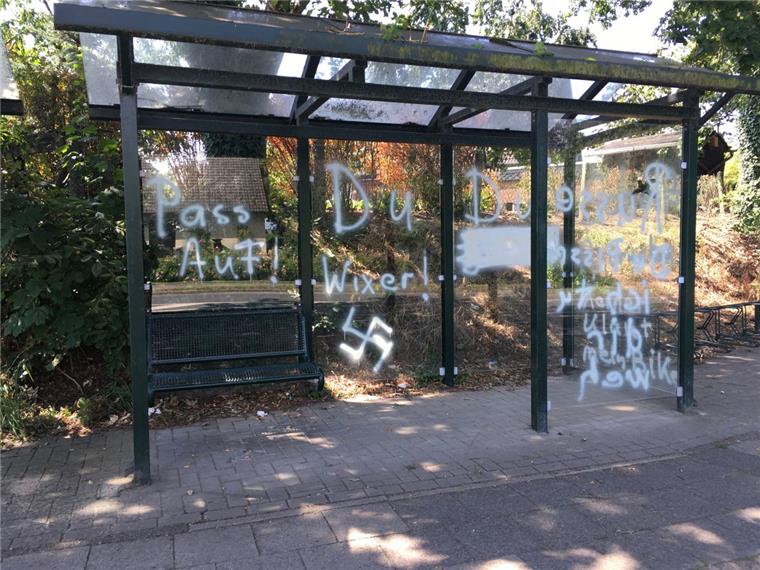 Haltestelle in Stotel mit Drohungen und Hakenkreuz beschmiert Sechs Glaselemente des Bushaltestellenhäuschens in Stotel wurden beschmiert.