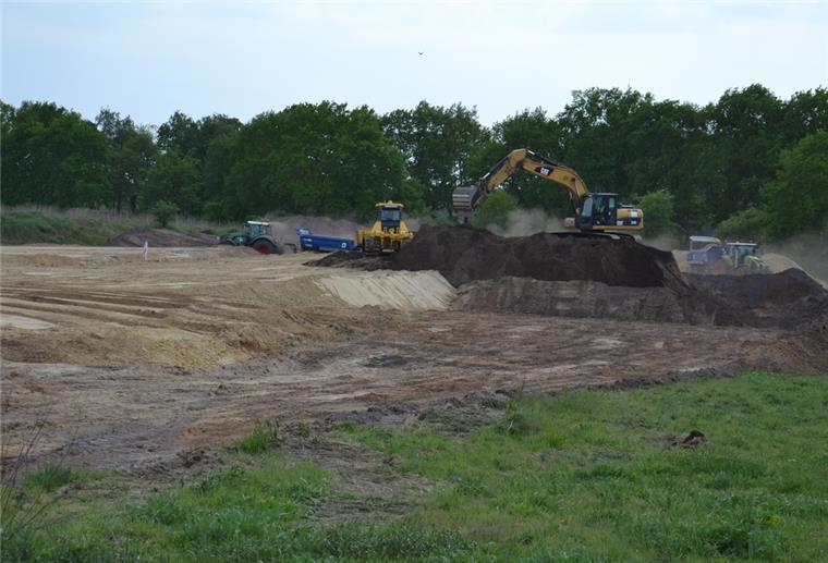 TenneT kommt mit Mann und Material nach Zeven Sechs Hektar misst das Grundstück, auf dem derzeit Mutterboden abgetragen und Sand für den Kabellagerplatz aufgefahren wird.
