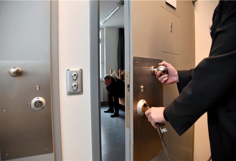 Raubüberfälle: Sechs Tatverdächtige in U-Haft Sechs Tatverdächtige sitzen inzwischen in Untersuchungshaft. Symbolfoto: Scheschonka