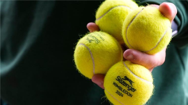 Wimbledon benötigt 63.000 Tennisbälle Sechs Tennisbälle kursieren in den Matches auf einem Platz - sei es im Ballwechsel, in der Hosentasche eines Spielers oder den Händen der Ballkinder.