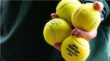 Sechs Tennisbälle kursieren in den Matches auf einem Platz - sei es im Ballwechsel, in der Hosentasche eines Spielers oder den Händen der Ballkinder.