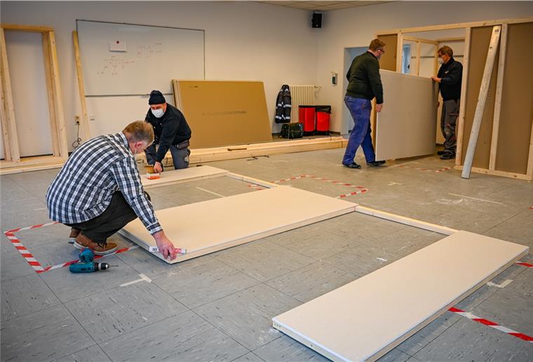 Testzentrum Bremerhaven: Aufbau läuft auf Hochtouren Sechs Testkabinen entstehen im Corona-Testzentrum in Speckenbüttel.