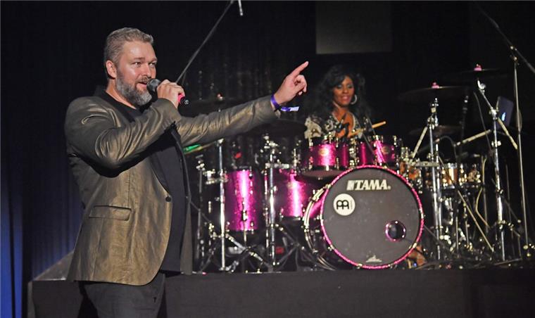 Ein musikalisches Feuerwerk: Seaside Festival begeistert Publikum Sed-Soul-Chef Rob Hardt mit Disco-Queen Kiki Kyte, die bei der Soulfood Night auch mit High Heels am Schlagzeug eine gute Figur abgab. Foto Scheschonka
