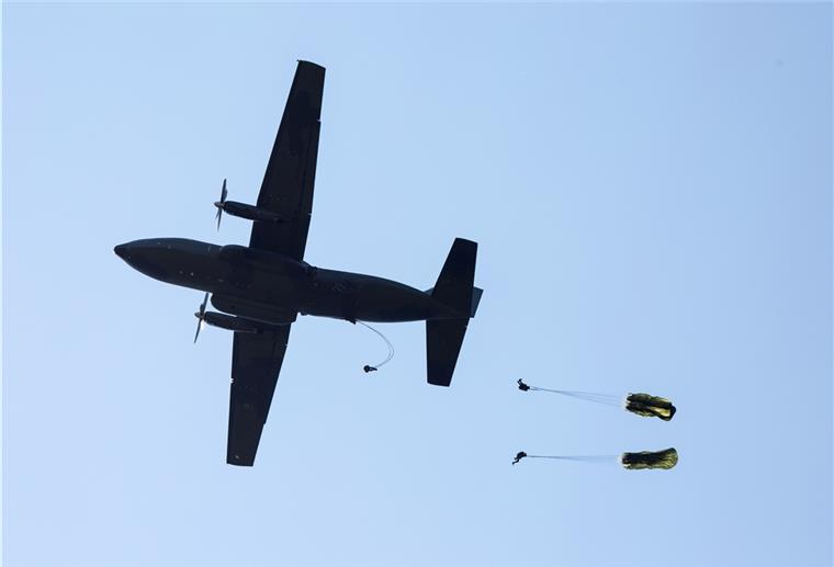 Seedorfer Fallschirmjäger kündigen für Ende Januar Sprungdienste aus einer Transall C-160 an. 