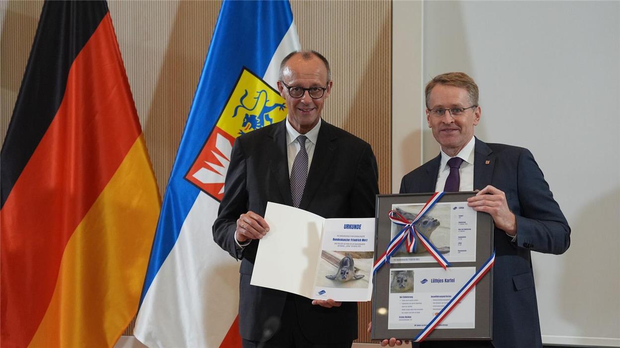 Seehund „Lüthje“ bekommt Paten‑Kanzler – 150 Protestierende vor Rathaus