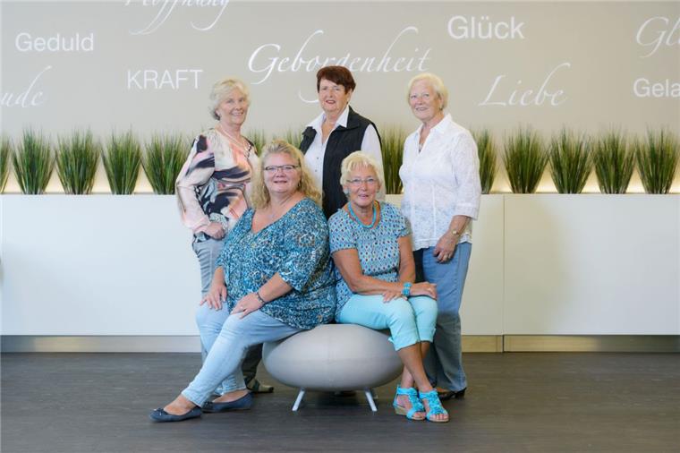 Ein Lichtblick für einsame Kranke Seelsorgerin Claudia Hutter-Dosdal (vorne links) leitet die beim Besuchsdienst engagierten Christiane Janschow (vorne, rechts), Rosemarie Schotte, Renate Jachenholz und Herma Balzer (hinten von links).