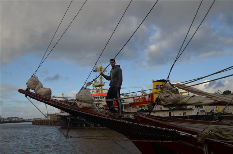 Weihnachten an Bord der "Atyla" Seemann Antonio Castañeda Bauti passt auch an Weihnachten auf die „Atyla“ auf, die seit der Sail in Bremerhaven liegt. Foto Overschmidt