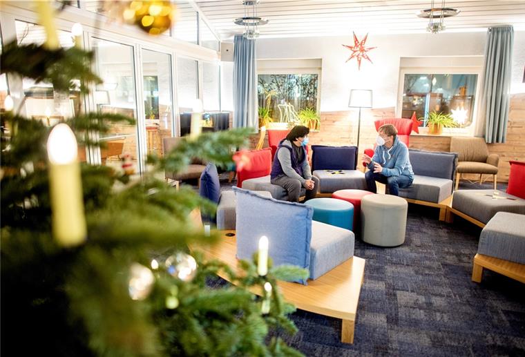Weihnachten allein: Seeleute sitzen fest Seemann Antonio Zorrilla (l) und Seemannsdiakon Thomas Reinold unterhalten sich im Seemannsclub "Welcome“ in Bremerhaven