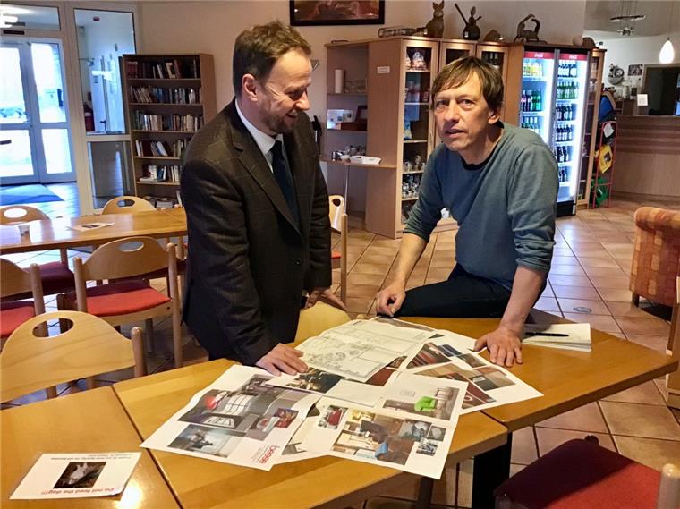 Bremerhaven: Welcome-Club für Seeleute wird modern Seemannspastor Andreas Latz (links) und Diakon Thomas Reinhold tüfteln noch über Feinheiten des Modernisierungskonzeptes des Welcome-Clubs. Ab Mai gehts los. Foto: Schwan