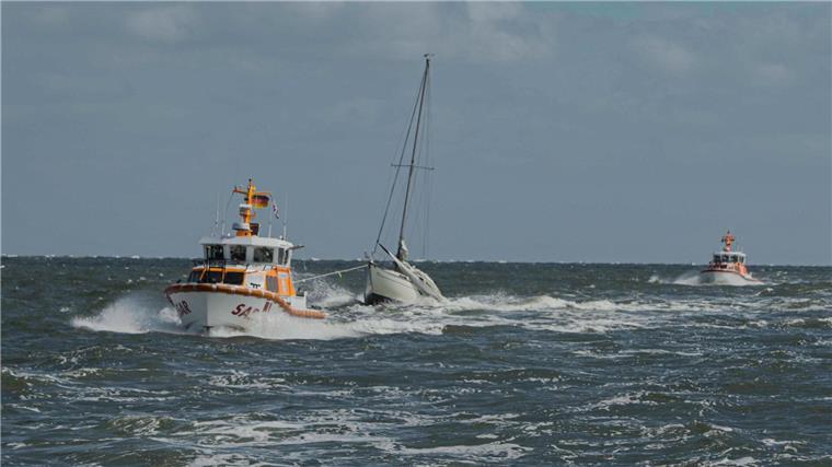 Seenotretter im Einsatz auf der Nordsee – vor Baltrum brachten sie zwei Segler in Sicherheit.