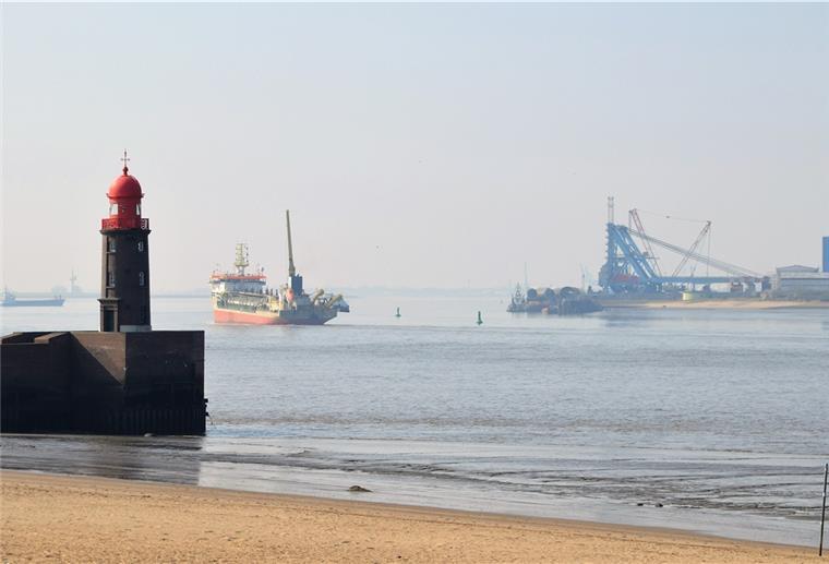 Segelboote, Frachtschiffe und Passagierfähren: Die Faszination des Treibens auf dem Wasser ist von der Terrasse hautnah zu erleben.