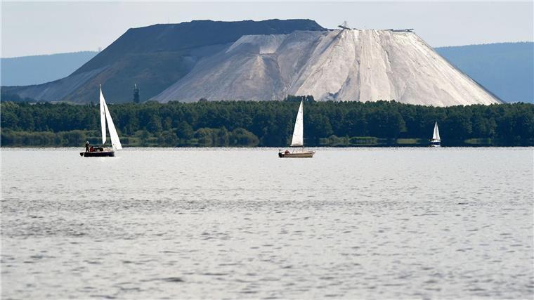 Neue Garnelenfarm bei Hannover geplant Segelboote kreuzen vor der Kulisse des mittlerweile stillgelegten Kali-Bergwerks Sigmundshall in Wunstorf.