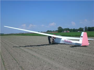 Segelflugzeug am Boden:  Am Sonnabend kam es zu einer  Notlandung auf einem Feld bei Dorum.  Foto Polizei