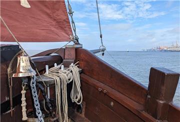 Segeln mit der „Astarte“ an der Containerkaje in Bremerhaven.