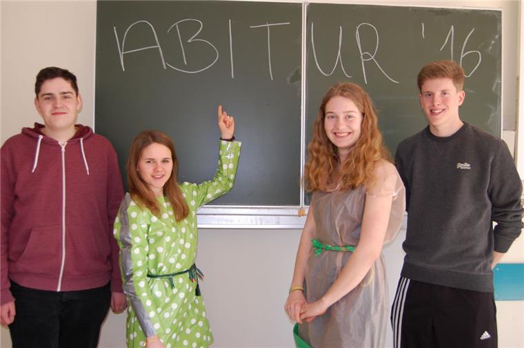 Osterferien am Schreibtisch: Hagener Waldschüler bereiten sich auf das Abitur 2016 vor Sehen den Abiturprüfungen an der Waldschule Hagen-Beverstedt gelassen entgegen, (von links) Steffen Wilksen, Charlotte Wintz, Kristin von Hollen (beide im lustigen Abi-Outfit) und René Riesenbeck. Foto Heß
