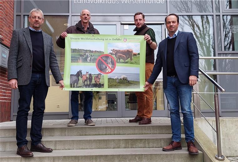 Landvolk fordert den Abschuss des Wolfes Vier Männer sehen die Weidetierhaltung durch den Wolf gefährdet.