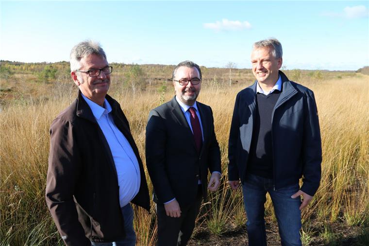 Gute Nachricht für Grienenbergsmoor: Unternehmen will schnell renaturieren Sehen eine gute Zukunft für das Grienenbergsmoor (von links): Manfred Bischoff (Geschäftsführer Torf- und Humuswerk Gnarrenburg GmbH), Stephan Engster, Vorstandsvorsitzender Compo GmbH und Udo Allmers, CDU-Fraktionschef.