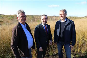 Sehen eine gute Zukunft für das Grienenbergsmoor (von links): Manfred Bischoff (Geschäftsführer Torf- und Humuswerk Gnarrenburg GmbH), Stephan Engster, Vorstandsvorsitzender Compo GmbH und Udo Allmers, CDU-Fraktionschef. 