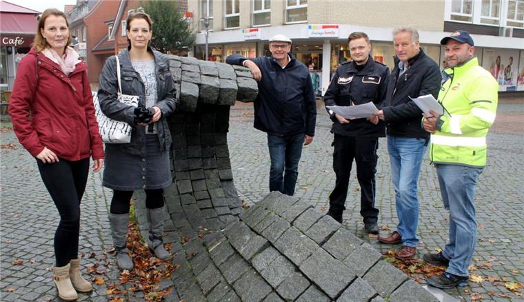 Zeven: Letzter Feinschliff vor dem großen Umzug ist erledigt Sehen sich gut vorbereitet für die Erntewagen-Parade: Sandra Tiedemann und Nadine Eckhoff vom Landvolkverband, Bauhofleiter Horst Lüders, Polizeikommissar Eduard Kröker, Stadtwerke-Mitarbeiter Chris Windeler und Bauernmarkt-Planer Reinhard Jacobsen (von links).