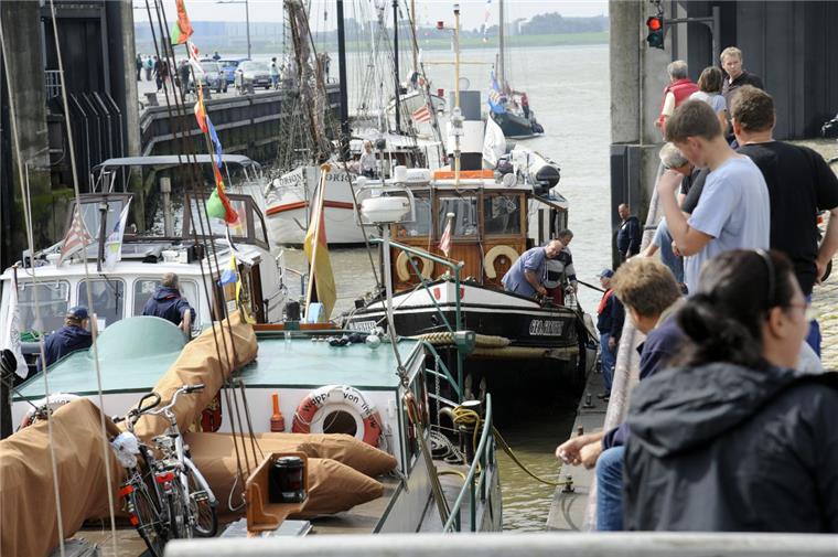 "Sehleute" verfolgen, wie die Plattbodenschiffe nach ihrer Parade auf der Weser in der Sportbootschleuse einliefen, um später im Alten Hafen festzumachen. 