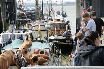 "Sehleute" verfolgen, wie die Plattbodenschiffe nach ihrer Parade auf der Weser in der Sportbootschleuse einliefen, um später im Alten Hafen festzumachen. 
