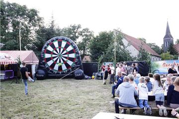 Sehr beliebt: Beim Fußball-Dart ist Zielgenauigkeit gefragt. Gebannt verfolgen die Besucher die Schussversuche der Teilnehmer. 