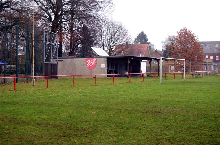 Mehr Platz für Spiel, Spaß und Sport in Loxstedt Sehr klein ist das Sportvereinsgebäude des TV Loxstedt auf dem Theo-Meineke-Sportplatz in der Ortsmitte. In naher Zukunft kann sich der Verein auf neue Räume bei der Sport- und Freizeitanlage am Ortsausgang in Richtung Nesse freuen.
