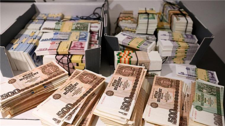 Sehr kleine Bestände DDR-Geld werden offiziell noch aufgehoben - der Rest ist Geschichte.