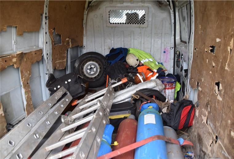 Polizei stoppt Transporter mit ungesicherter Ladung Der Laderaum des Kleintransporters.