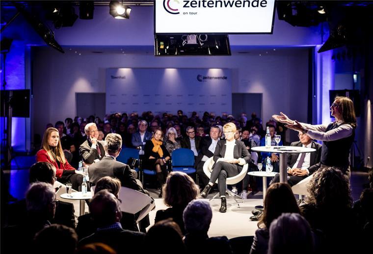 Podium diskutiert Konsequenzen des Ukraine-Kriegs in Bremerhaven Zeitenwende