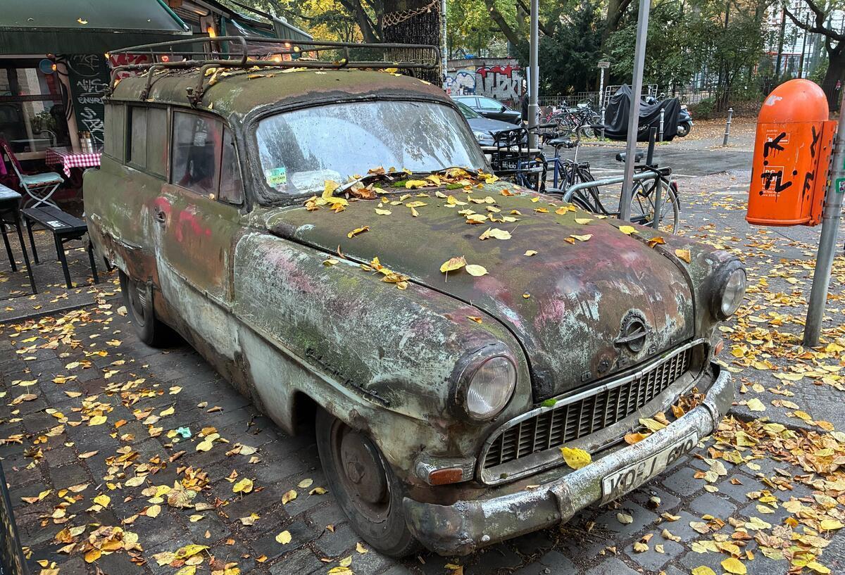 Ein alter Opel Olympia Caravan steht im Graefekiez