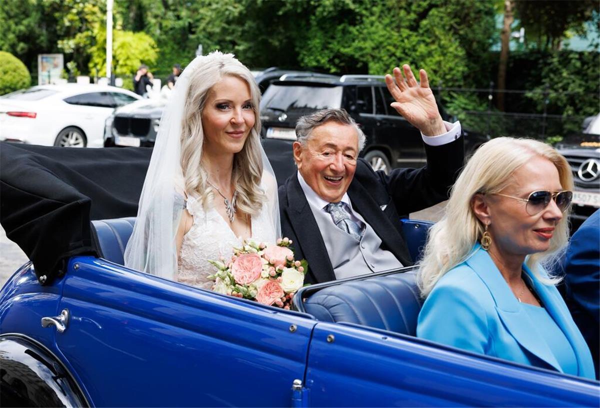 Richard Lugner ist tot: Die Schlagzeile als Lebenselixier Sein „Bienchen“: Erst im Juni heiratete Richard Lugner seine sechste Frau, Simone Reiländer