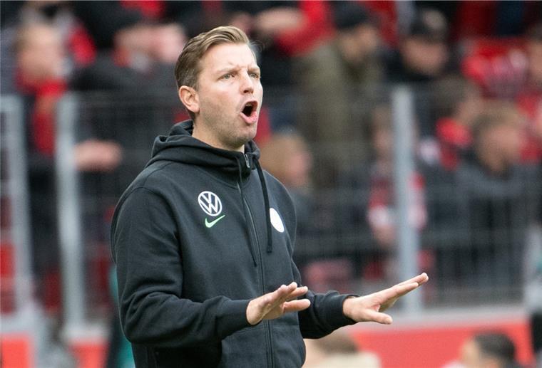 Wolfsburg: Kohfeldt meistert erste Hürde Sein erster Auftritt als neuer Wolsburger Chefcoach: Florian Kohfeldt gibt Anweisungen und versucht seine Mannschaft im Spiel bei Bayer Leverkusen zu beruhigen.