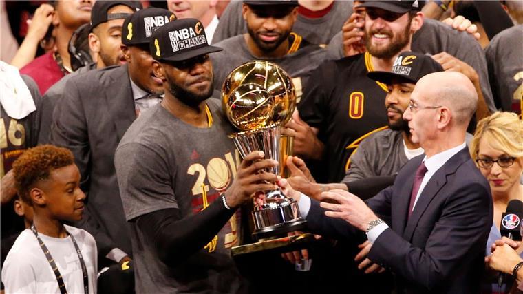 NBA-Star James: PR-Scherz statt Zukunftsentscheidung Sein größter Erfolg: James feiert den NBA-Titel 2016.