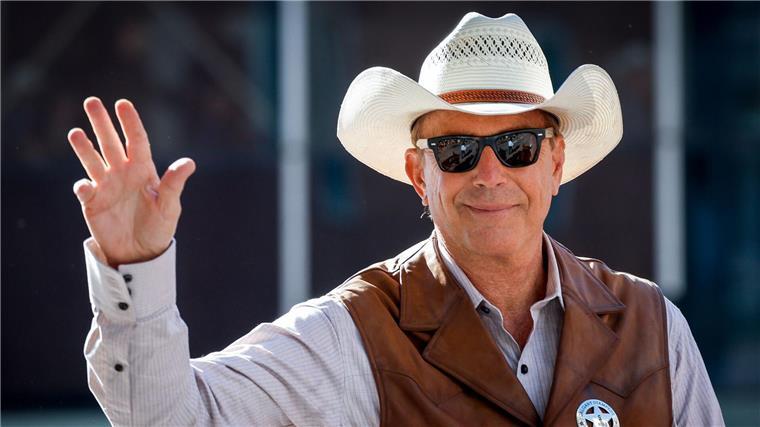 Kevin Costner stellt Trailer für Western-Epos vor Sein Hit-Western „Der mit dem Wolf tanzt“ gewann 1991 sieben Oscars, darunter auch Trophäen für Costner als Regisseur und als Produzent des besten Films.