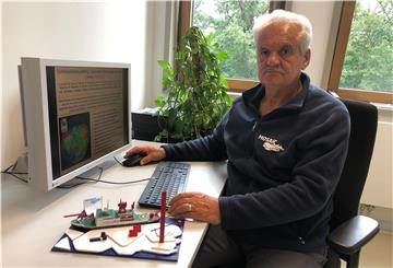 Sein Sohn hat Prof. Klaus Dethloff ein kleines Modell von der „MOSAiC“-Expedition gebastelt.