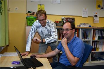 Seine Armbanduhr hat Meik Horeis (links) jetzt immer fest im Blick. Auch Ralf Marutz kann seine Arbeitszeit am Computer minutengenau erfassen.  Foto Seelbach