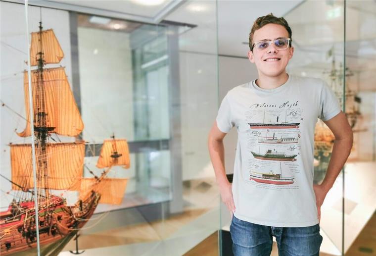 So läuft das FSJ im Deutschen Schifffahrtsmuseum Bojta Buzás Márton trägt ein T-Shirt, auf dem historische Schiffe vom Balaton zu sehen sind.